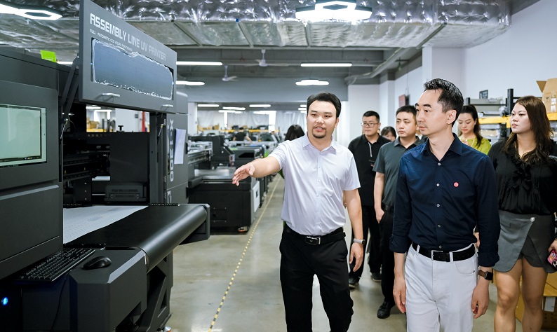 著名企業顧問劉潤走進松普智能，關注uv印刷設備如何借京東智谷”上樓進化“(圖2)