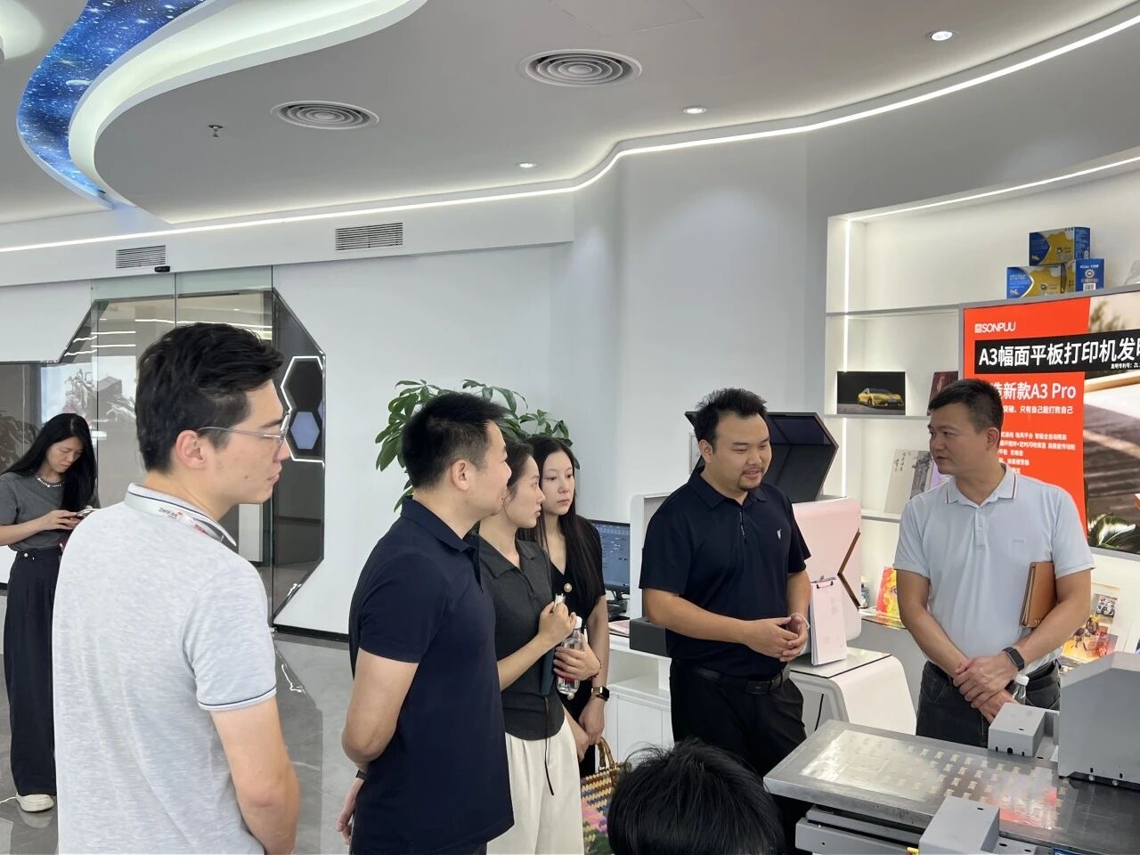 深化校企合作,共促創新發展——東莞理工學院科創院與鳳崗鎮政府走訪京東智谷松普智能(圖3) 深化校企合作,共促創新發展——東莞理工學院科創院與鳳崗鎮政府走訪京東智谷松普智能(圖3)